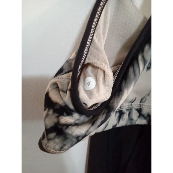 Women's Lululemon marble yoga top Size 4 Black and White - Picture 4 of 6